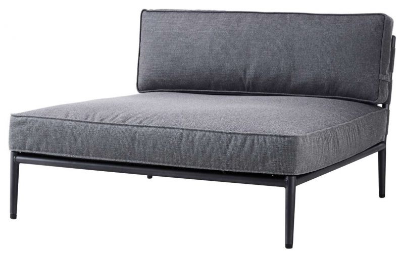 Graues Conic Outdoor Daybed Modul von Cane-Line mit schwarzem Rahmen und bequemen Polstern.